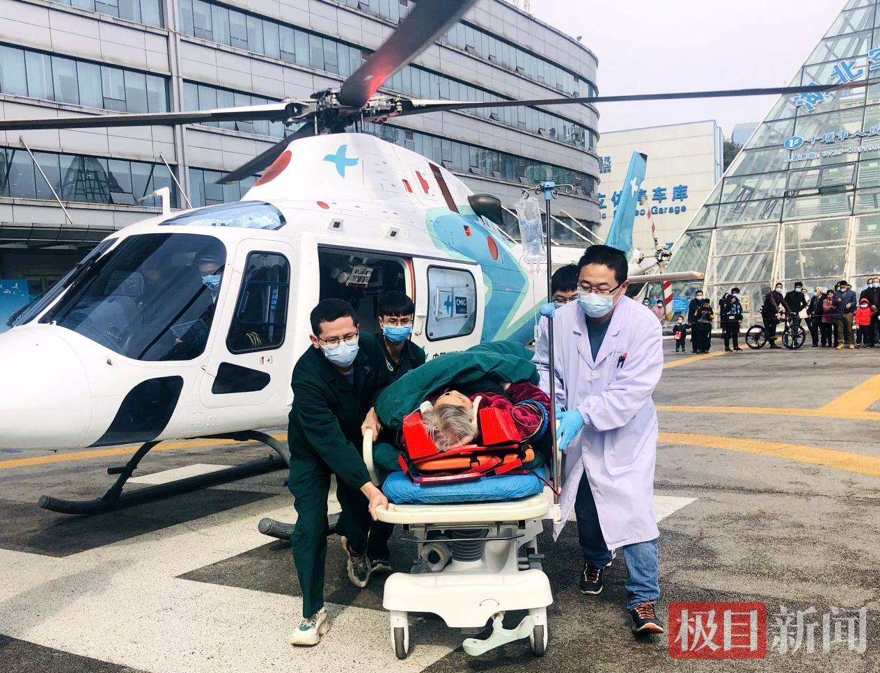 图为十堰建成一小时航空医疗救援圈高效救治伤病员.png