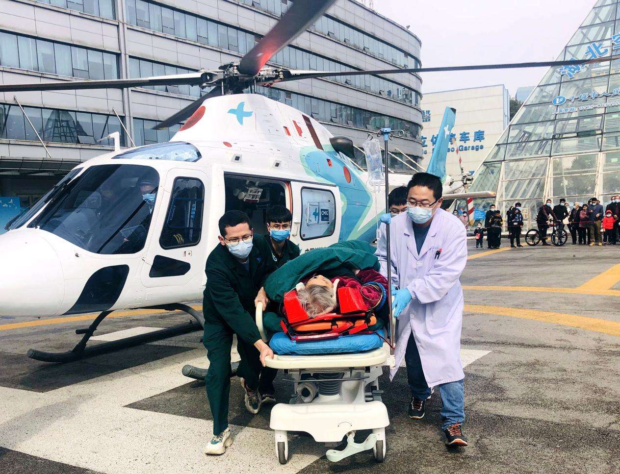 2.十堰一小时航空医疗救援圈高效救治伤病员